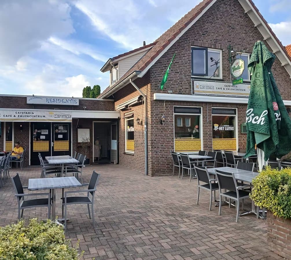 Het pand en terras van Het Lutke in De Lutte
